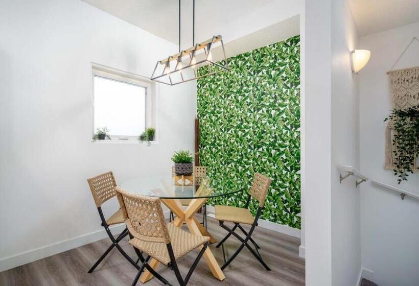 The Spruce, Western Boho Dt 2 Bed And Makeup Room