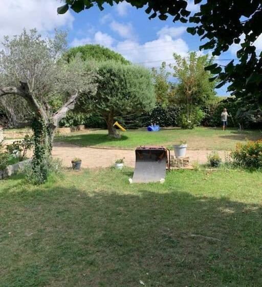 Villa Familiale Avec Piscine Au Coeur De 1200m² De Jardin.