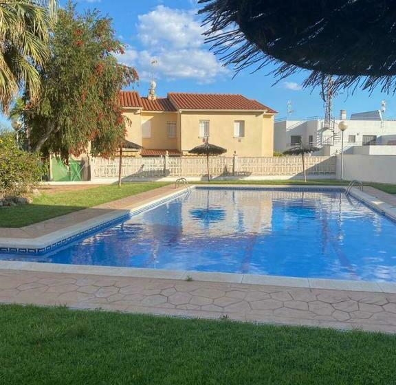 Agradable Adosado Con Piscina Comunitaria