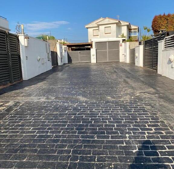 Agradable Adosado Con Piscina Comunitaria