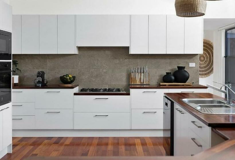 Alisrya At Castaway Close