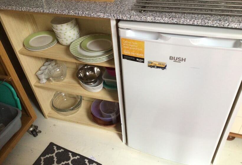 Cozy Camborne Studio Retreat With Two Single Beds