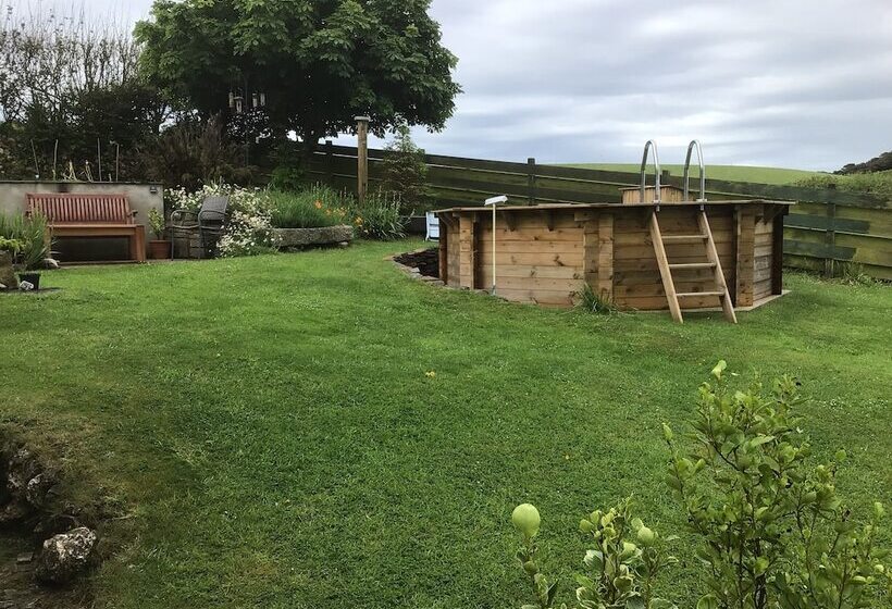 Cozy Camborne Studio Retreat With Two Single Beds