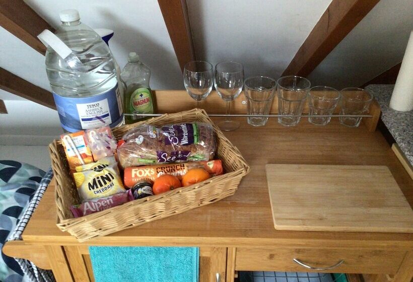 Cozy Camborne Studio Retreat With Two Single Beds