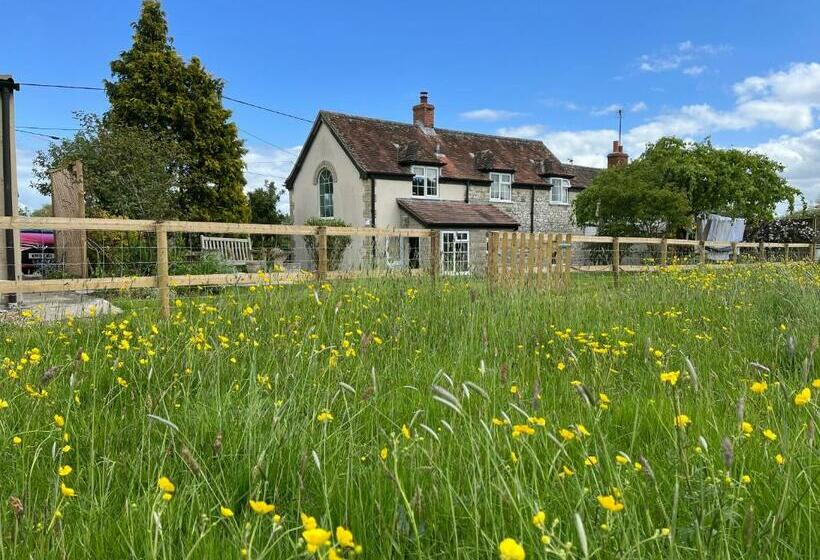Charming Modernized Country Cottage Near Mere, Wiltshire