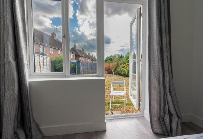 Flat 04 Studio Flat Close To Aylesbury Town And Station Free Parking