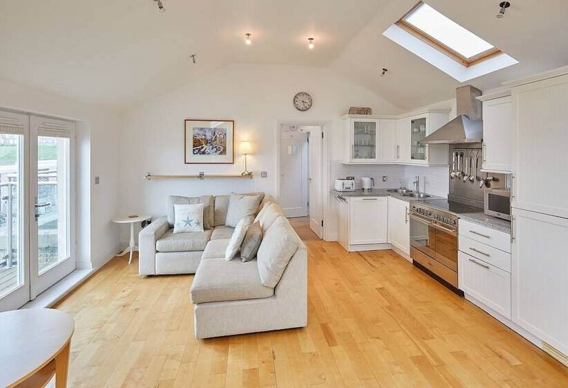 Host Stay The Plaice