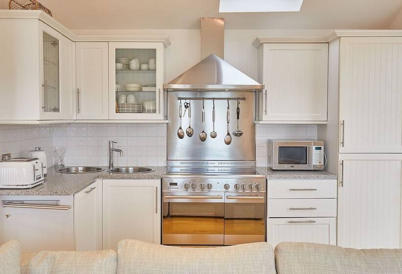 Host Stay The Plaice