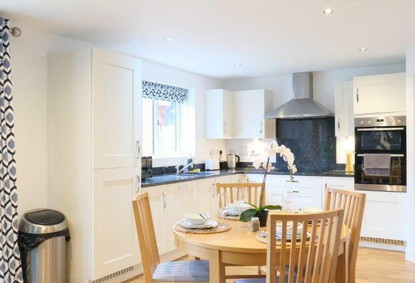 Spacious & Contractor & Family & Private Parking & Garden