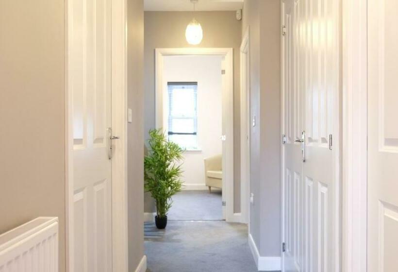 Spacious & Contractor & Family & Private Parking & Garden