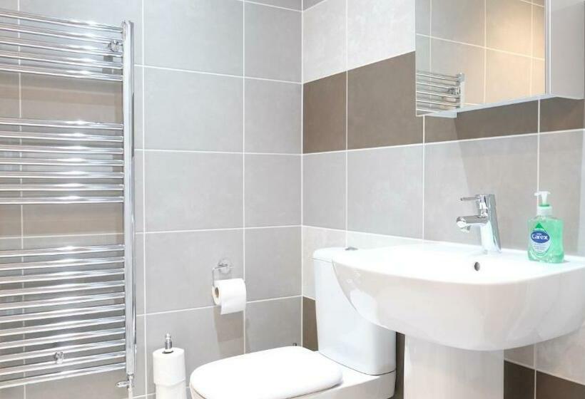 Spacious & Contractor & Family & Private Parking & Garden