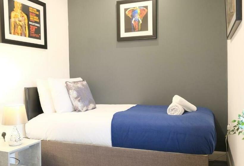 Spacious & Contractor & Family & Private Parking & Garden