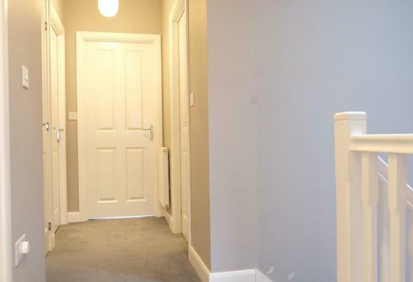 Spacious & Contractor & Family & Private Parking & Garden