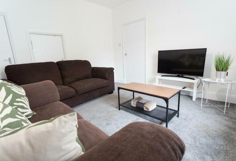 Three Bed   Suitable For Contractors  Large Groups