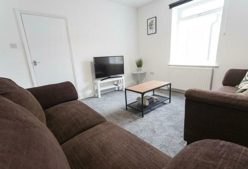 Three Bed Suitable For Contractors Large Groups