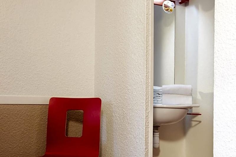 Отель Premiere Classe Avignon Courtine Gare Tgv