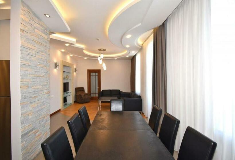 прекрасная 4 ех комнатная квартира в самом центре