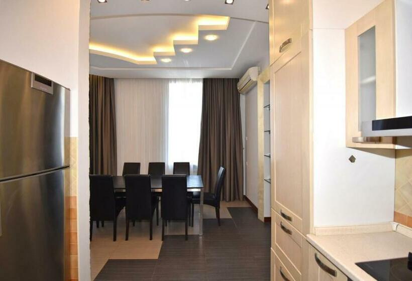 прекрасная 4 ех комнатная квартира в самом центре