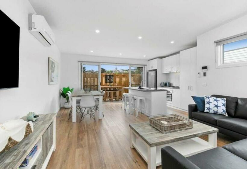 Casa Emec  Pets Welcome Luxury, Aircon, Walk To The Shops And Beach! Outdoor Shower And Garage Parki