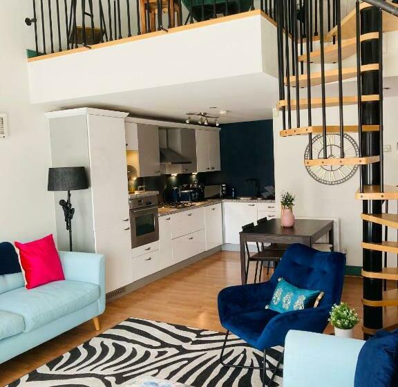 Jungle Escape, City Apartment With Parking & Terrace