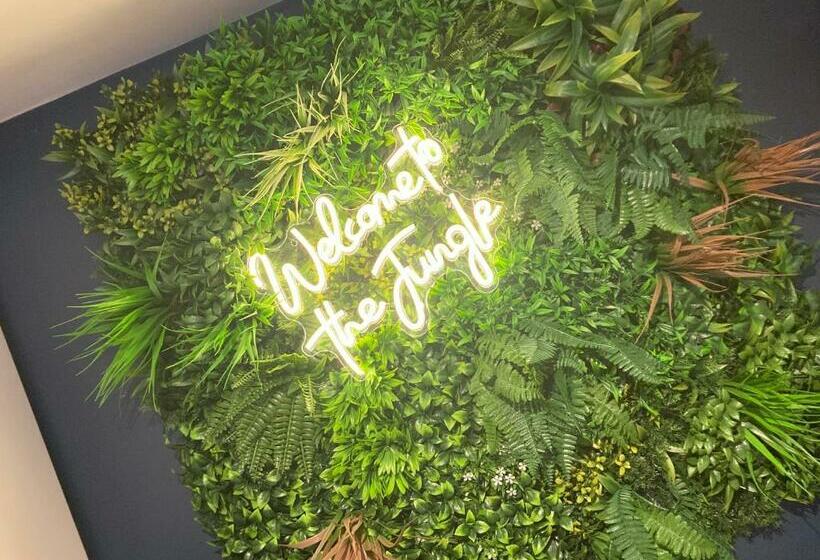 Jungle Escape, City Apartment With Parking & Terrace