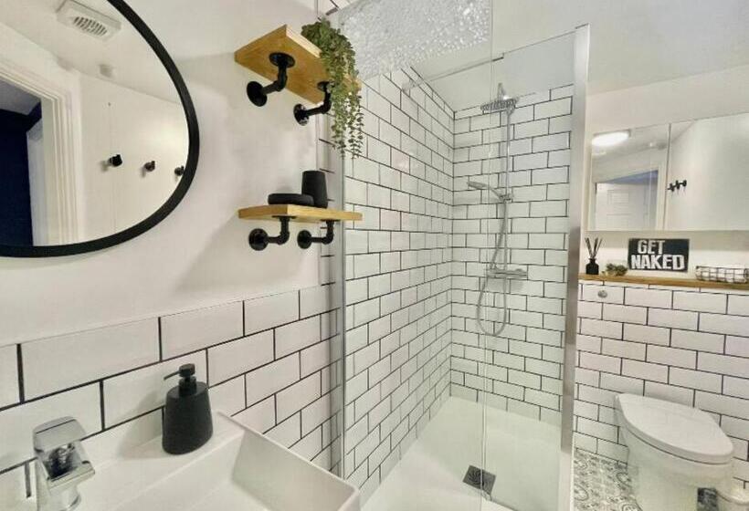 Lovely 2 Bedroom Bristol Apartment. Free Parking