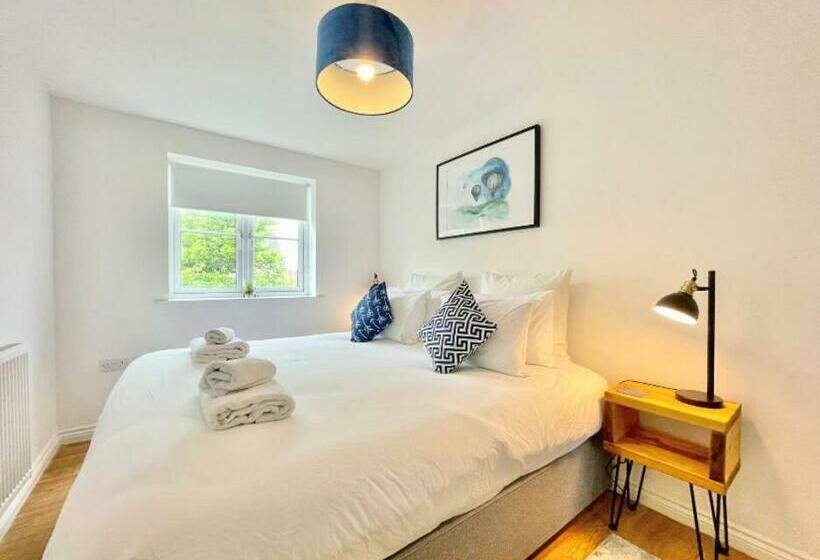 Lovely 2 Bedroom Bristol Apartment. Free Parking