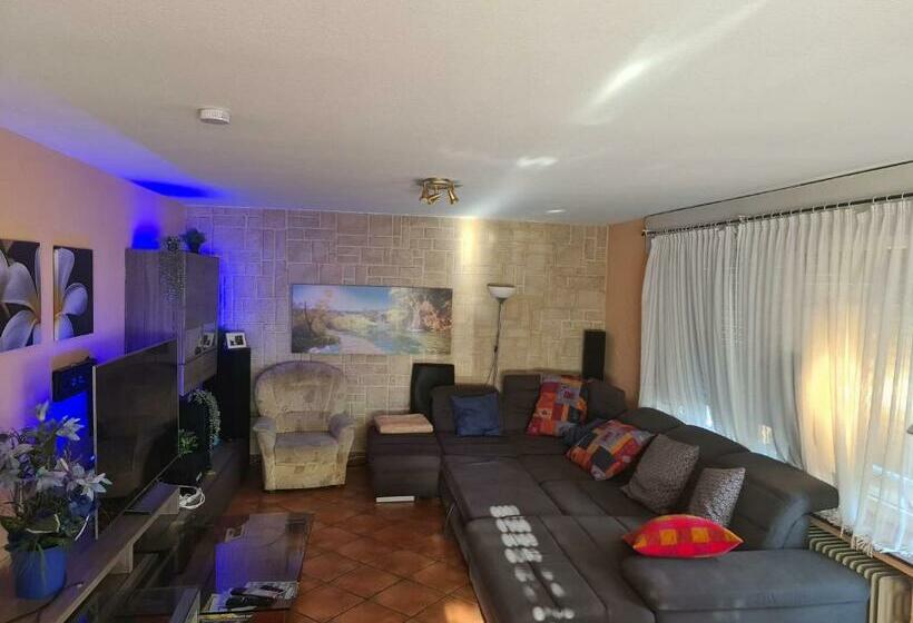 Geräumiges Ferienhaus In Bad Salzuflen Mit Einfacher Ausstattung, Für Geschäftsreisende, Gruppen Ode