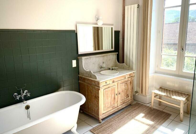 Sous Le Tilleul De La Condomine