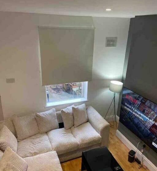 Stylish And Modern 3 Bed Property Close To Docks