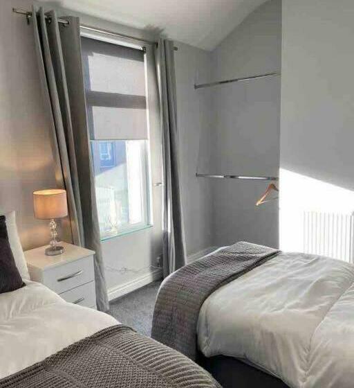 Stylish And Modern 3 Bed Property Close To Docks