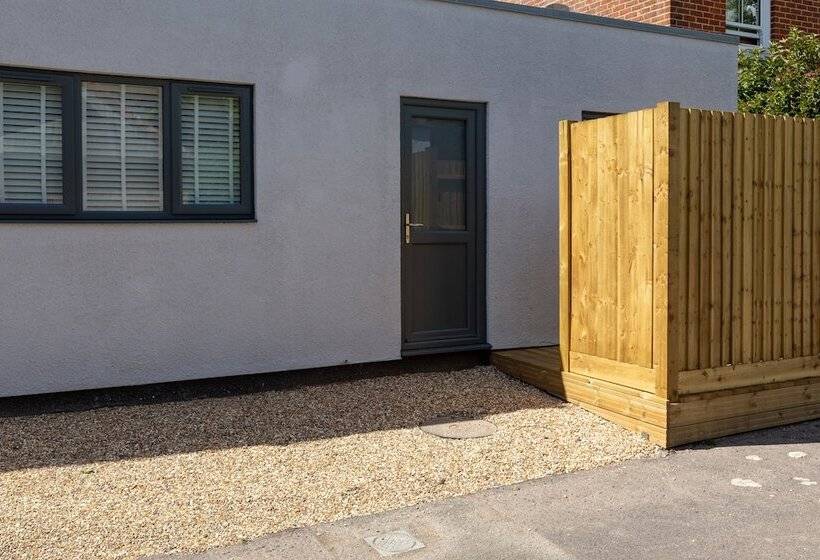 The Hideout   Free Parking