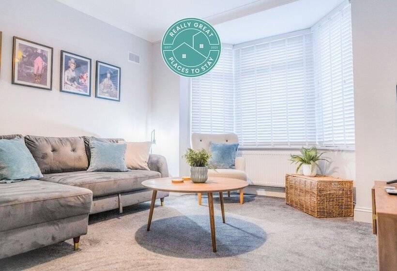 The Hideout   Free Parking