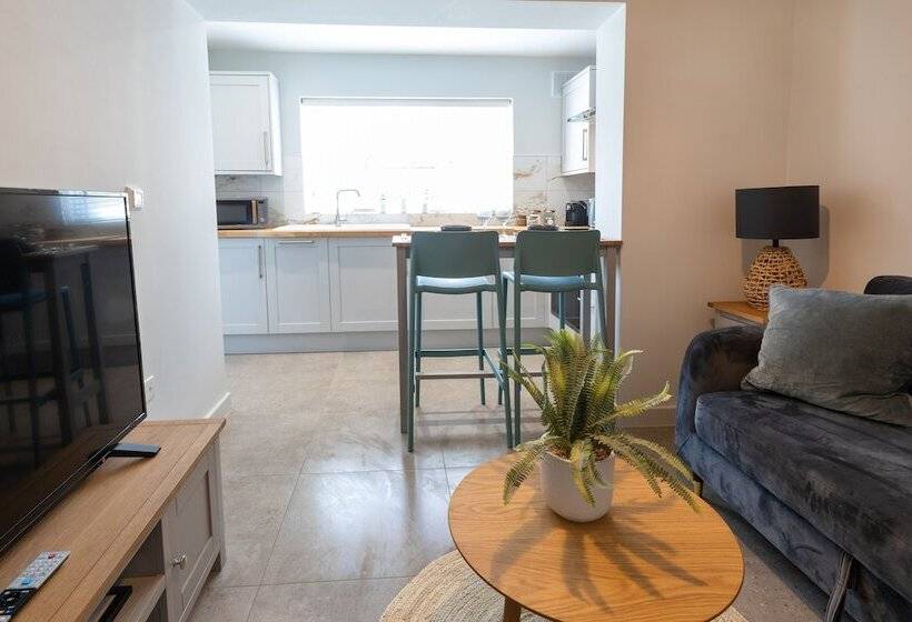 The Hideout   Free Parking