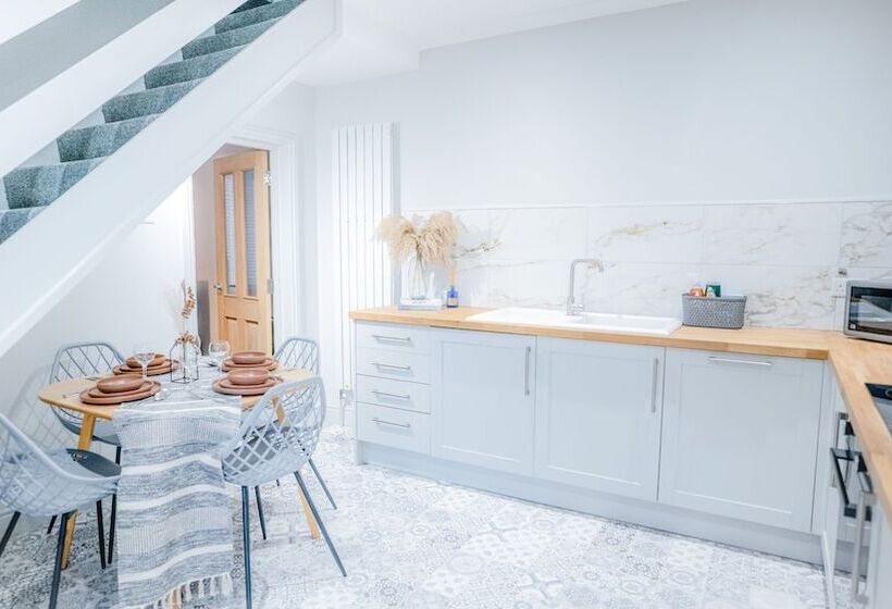 The Hideout   Free Parking