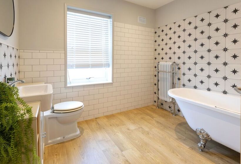 The Hideout   Free Parking