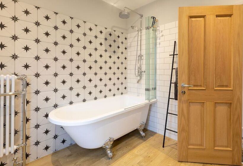 The Hideout   Free Parking