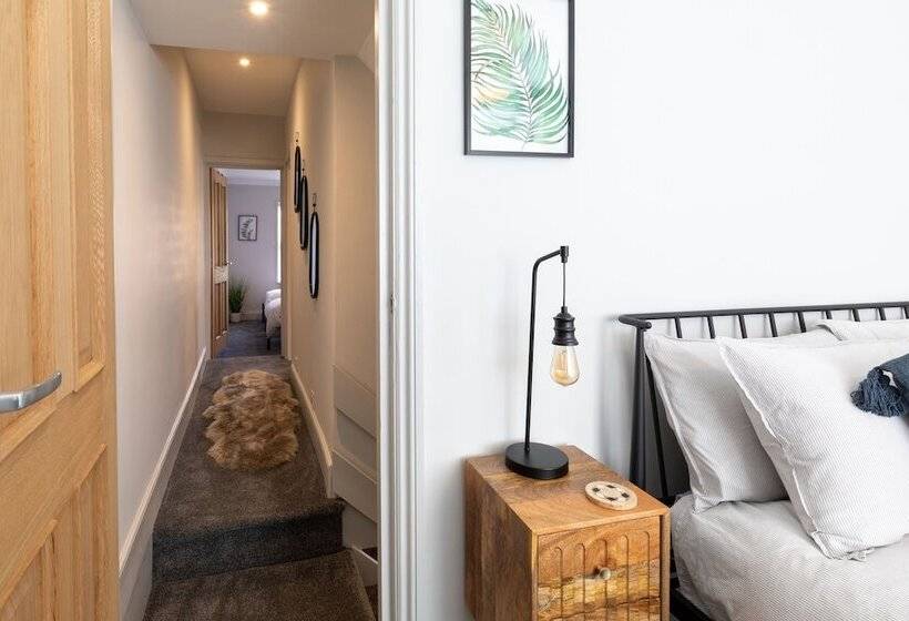 The Hideout   Free Parking