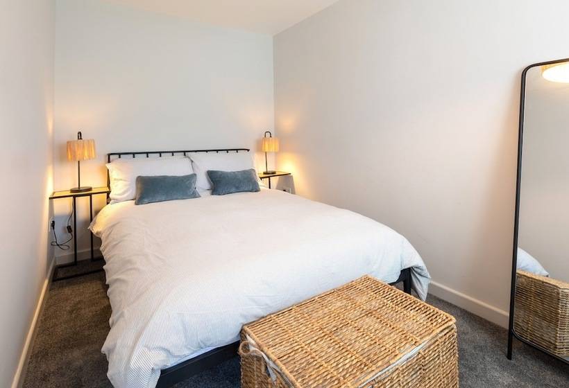 The Hideout   Free Parking