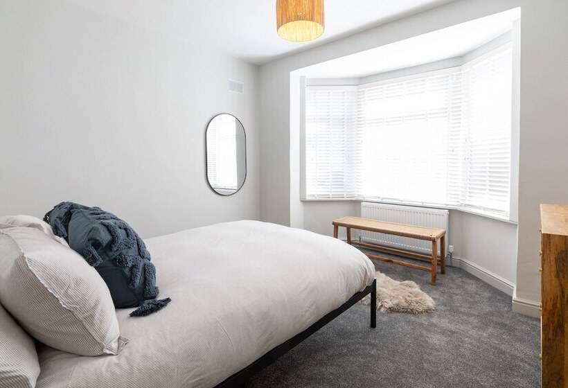 The Hideout   Free Parking