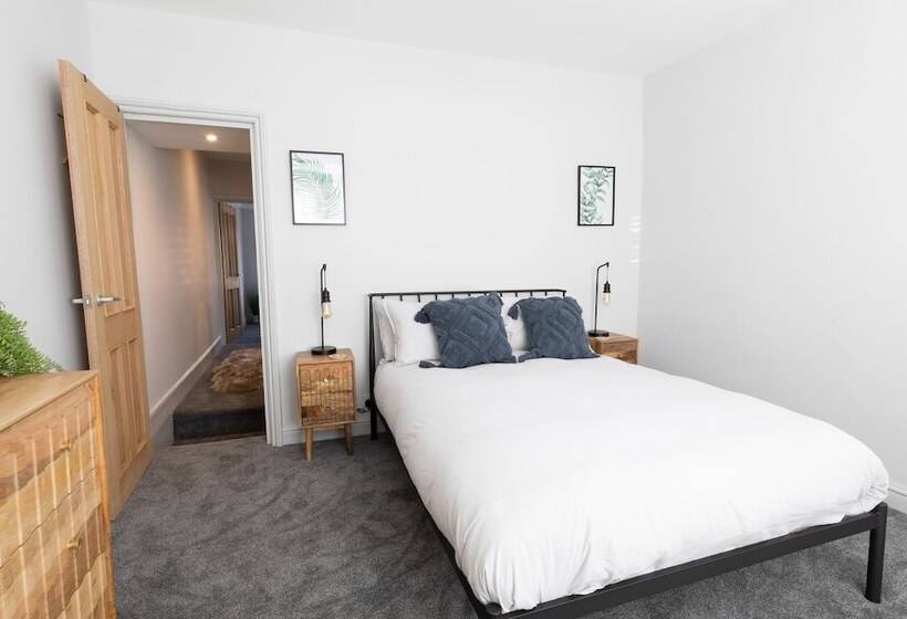 The Hideout   Free Parking