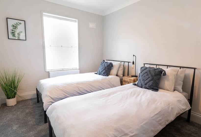 The Hideout   Free Parking