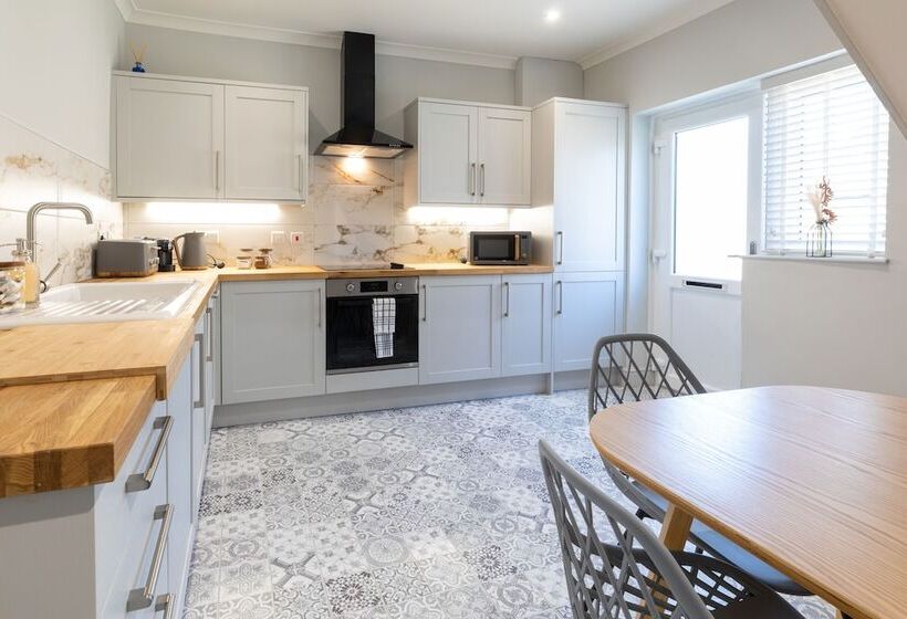 The Hideout   Free Parking