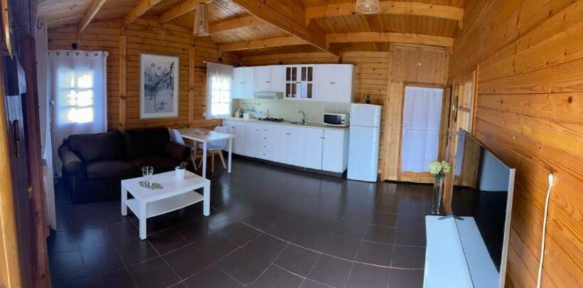 Agradable Mini Casa De Madera Con Jardín Amplio