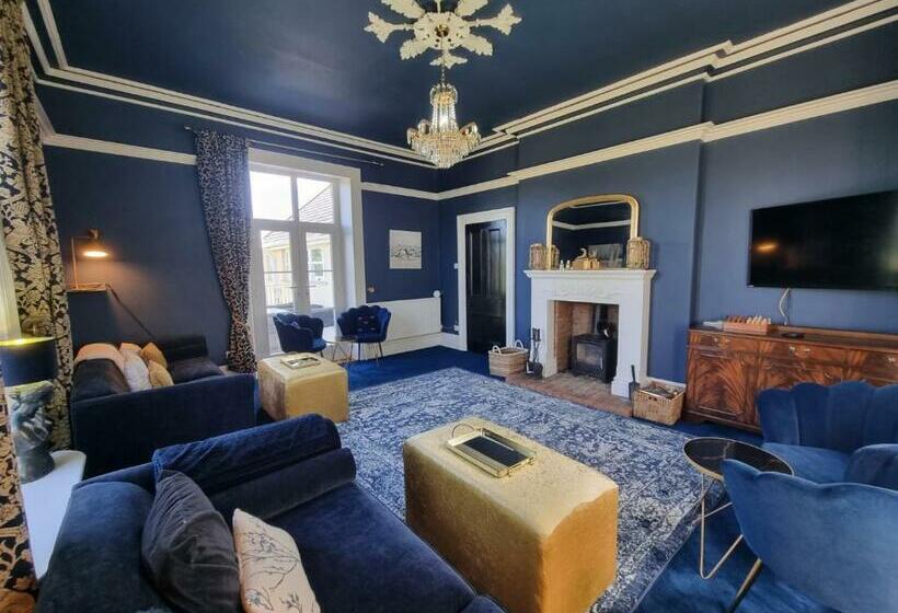 Exquisite 10 Bed Villa Hot Tub And Games Room