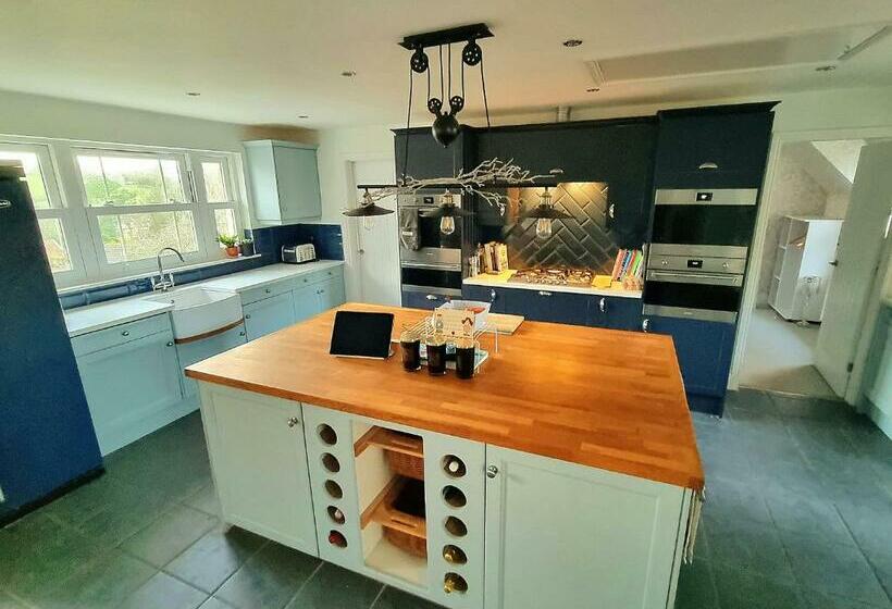 Exquisite 10 Bed Villa Hot Tub And Games Room