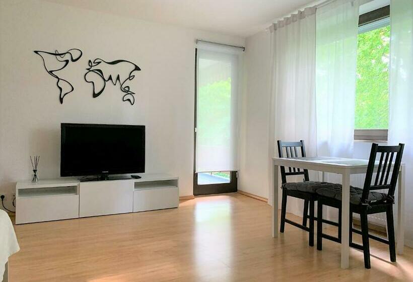 Gemütliche 2 Zimmer Wohnung Mit Küche, Bad, Kostenfreiem Wlan Und Netflix