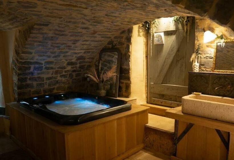 Hébergement Insolite Avec Jacuzzi Privatif Millau