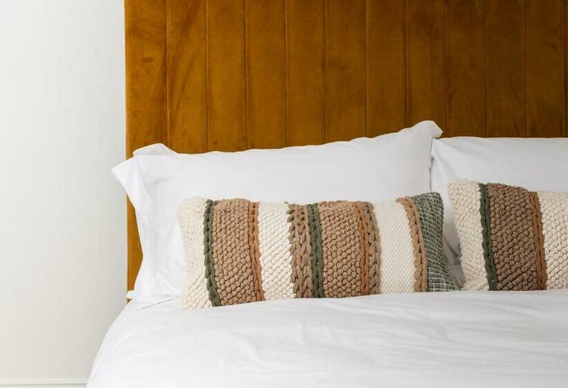 Luxe Design Heart Of Rothbury Sleeps 8!