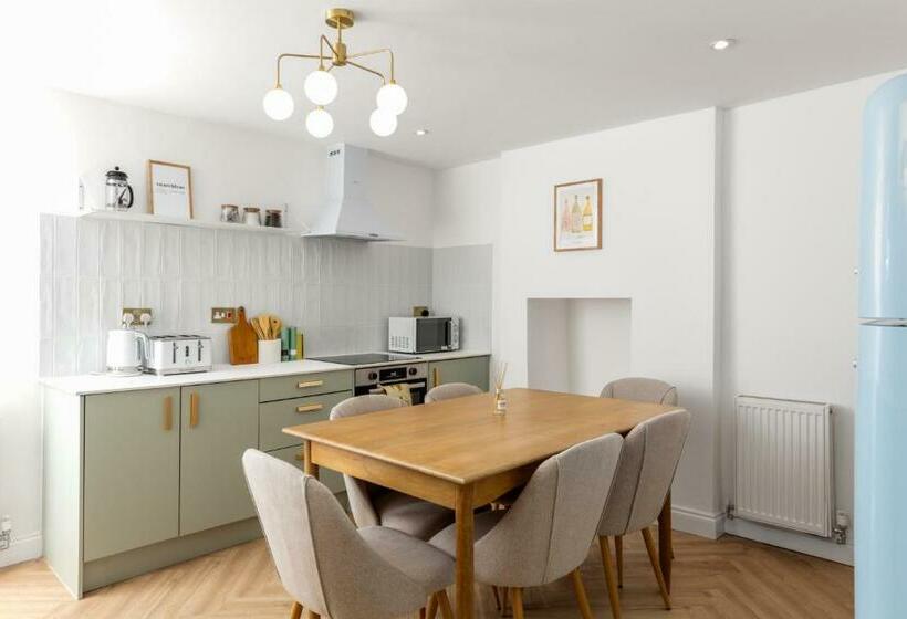 Luxe Design Heart Of Rothbury Sleeps 8!